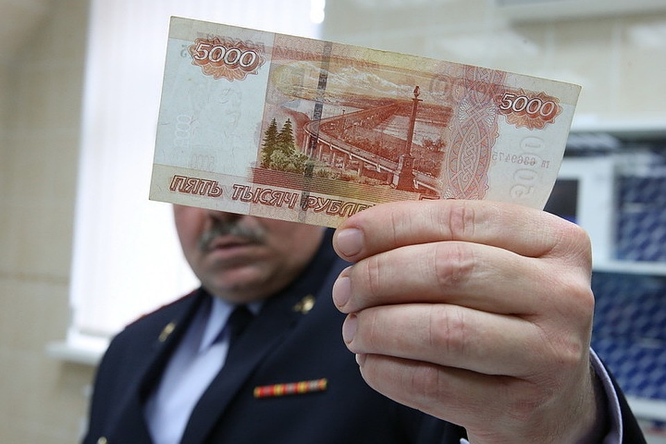 Теперь женщину подозревают в сбыте фальшивой купюры.