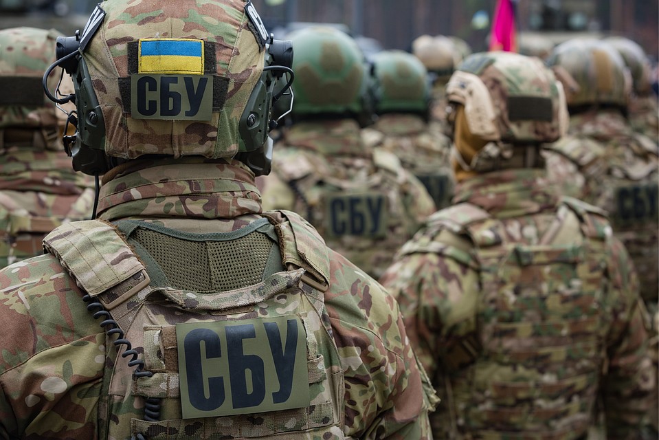 Сотрудники СБУ нагрянули в офис редакции РИА Новости Украина с домкратами. Фото: Михаил Палинчак/пресс-служба президента Украины/ТАСС