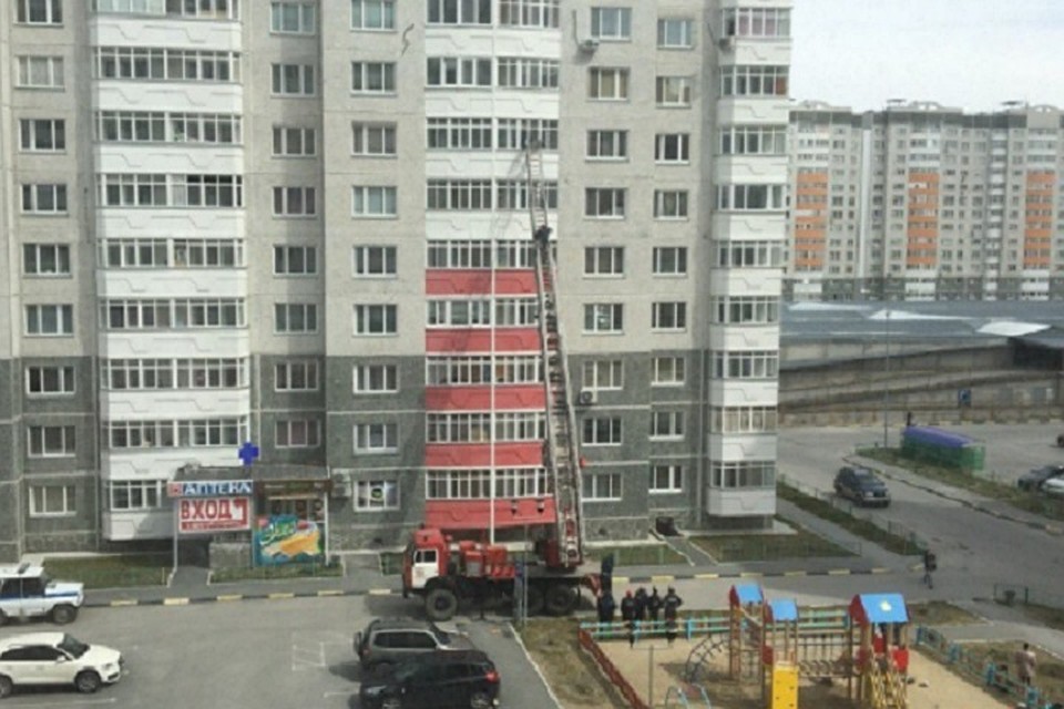 Сотрудники МЧС сняли с окна 7-го этажа двух малышей. Фото группы "ЧС Тюмень" vk.com