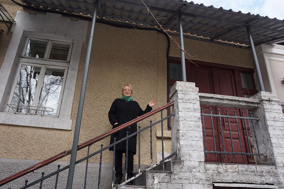 Людмила Карпусь, стаж которой на Кишиневском пивзаводе 44 года, показывает, где была знаменитая пивная на ул. Мичурина.