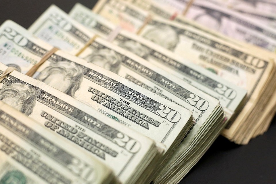 Евросоюз планирует перестать платить за иранскую нефть долларами