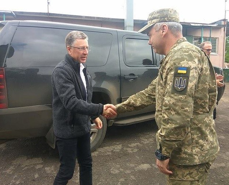 Курт Волкер дал советы генералу Сергею Наеву, как «мирно» урегулировать конфликт в Донбассе. Фото: Пресс-центр ООС