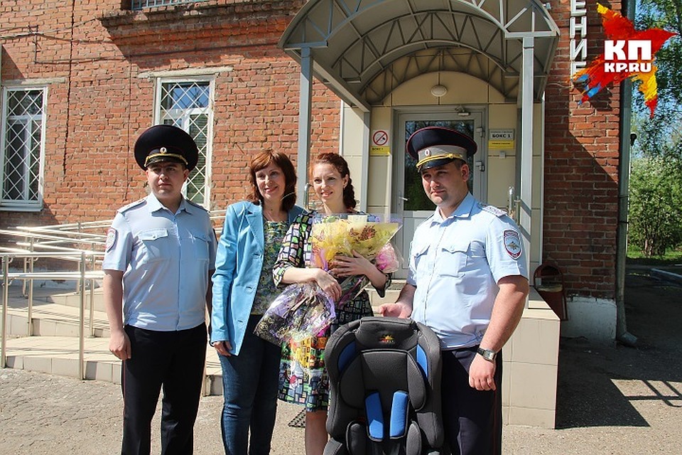 Гаишники приехали к роженнице не с пустыми руками.