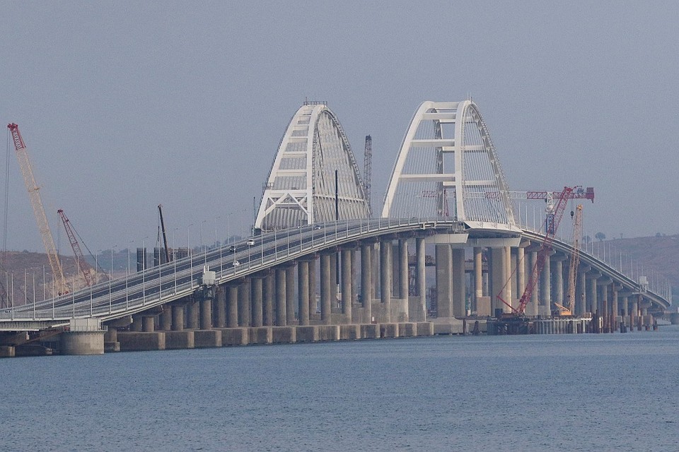 Крымский мост - самый протяженный мост в России, его длина составляет 19 км
