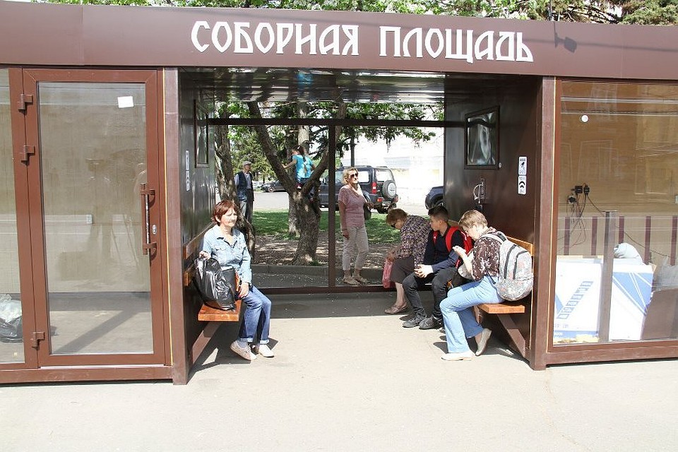 Чтобы остановка не выбивалась из исторического облика площади, стойки отделывают декоративной лепниной.