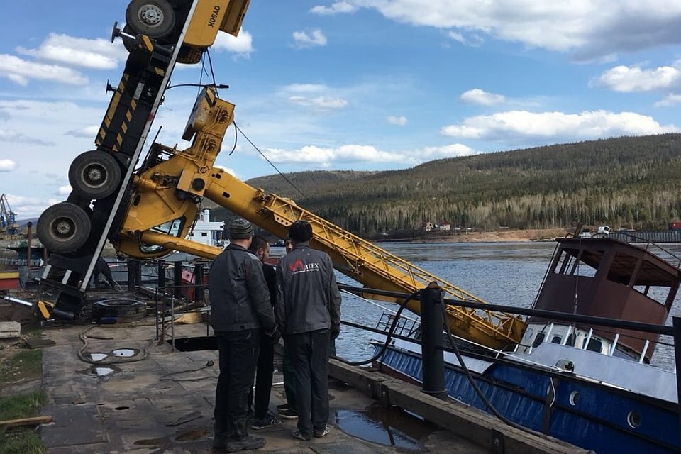 Шокирующее видео: опрокинулся автокран, спускавший на воду корабль в Усть-Куте. ФОТО: Наш Север