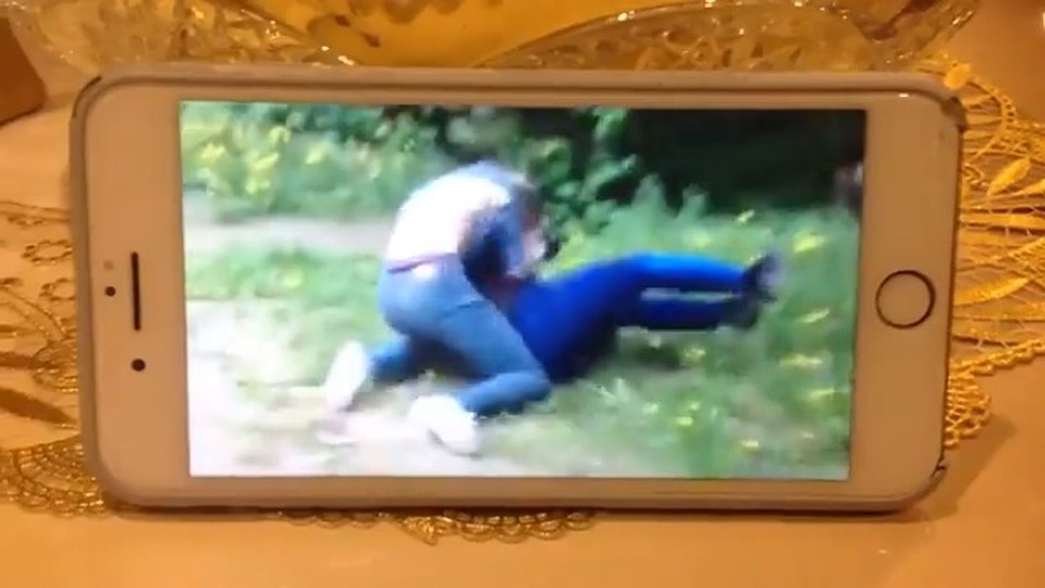 Скриншот видеозаписи избиения подростка