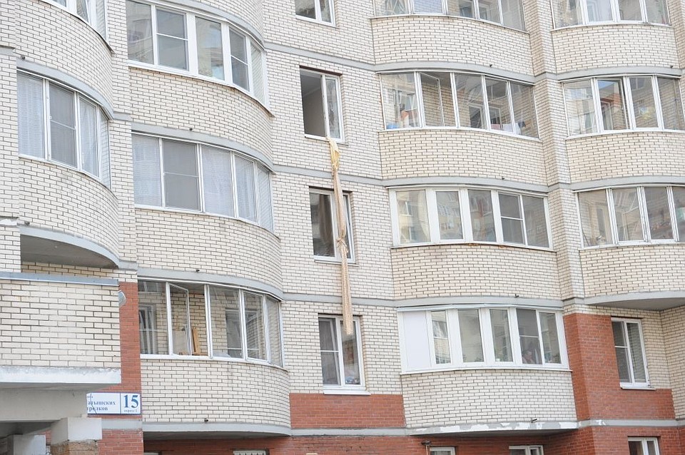 Мужчина спускался с четвертого этажа на занавесках.