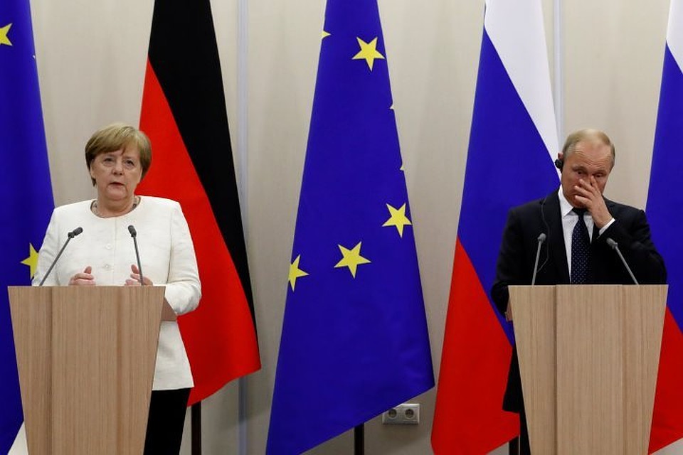 Канцлер ФРГ Ангела Меркель и президент РФ Владимир Путин на пресс-конференции в Сочи