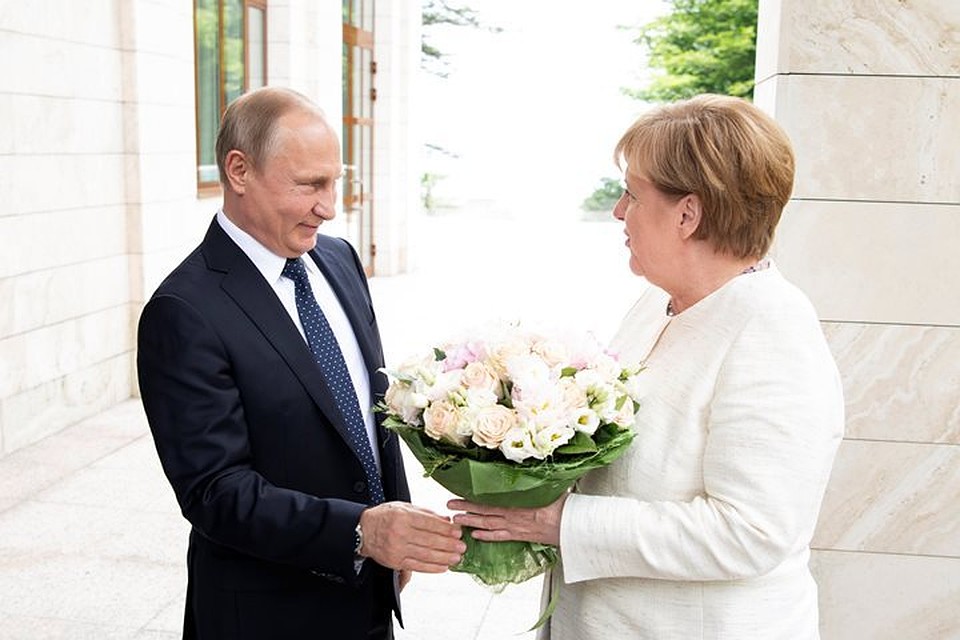 Президент РФ Владимир Путин, встречая канцлера ФРГ Ангелу Меркель в своей сочинской резиденции, подарил ей цветы
