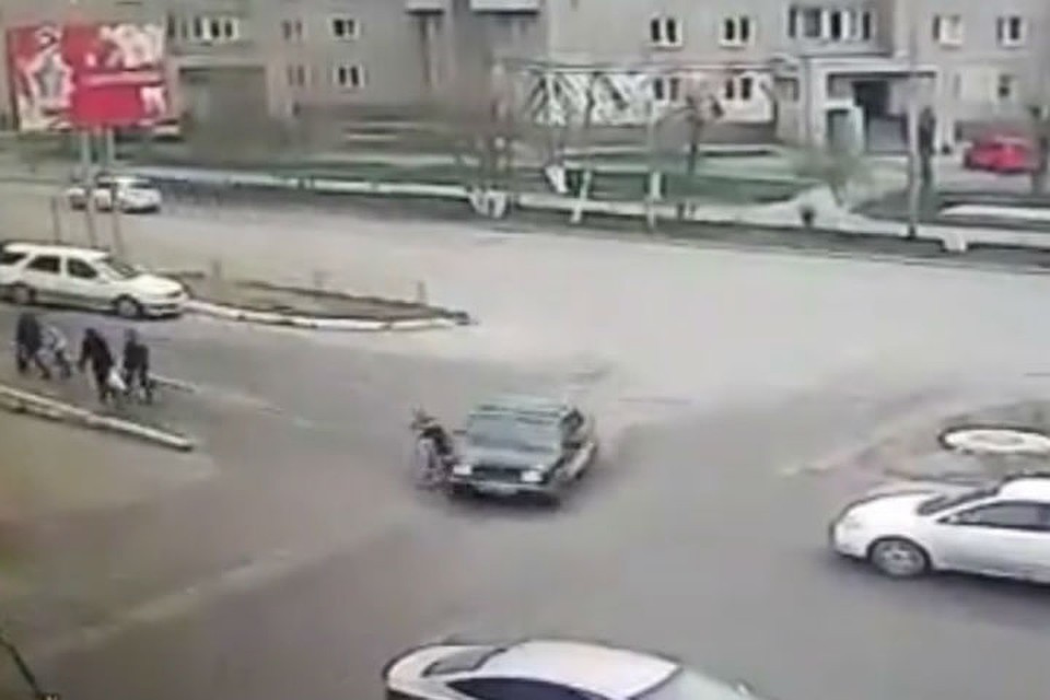 10-летний школьник на велосипеде вылетел прямо под колеса ВАЗа. Фото: пресс-служба УГИБДД России по Красноярскому краю.