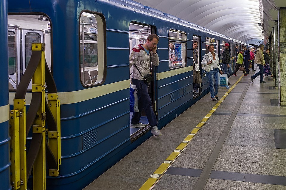 Метро в Санкт-Петербурге пахнет креозотом, тормозными колодками и дождем