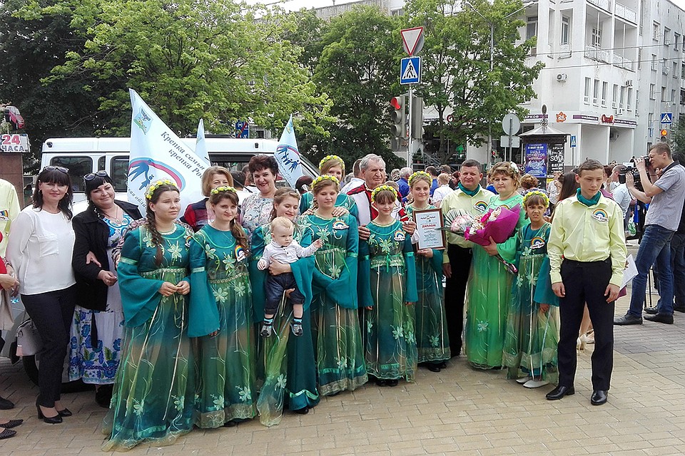 В Белгороде наградили победителей областной акции «Крепка семья - крепка Россия». Фото пресс-службы Правительства области.
