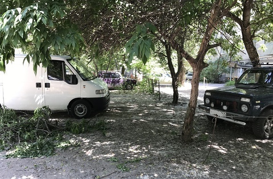 Автомобили заполонили ростовские дворы. Фото Евгения Середы с сайта "Активный ростовчанин".