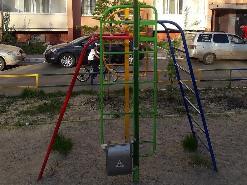 К этому щитку зимой должны были подключить елку. Фото: «Гражданский патруль»
