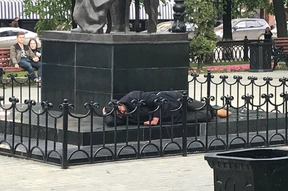 В центре Уфы бездомный пугал людей