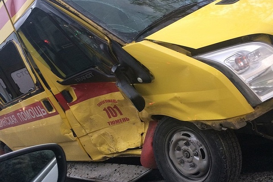 В центре Тюмени карета скорой помощи попала в аварию. Фото группы "ЧС Тюмень" vk.com