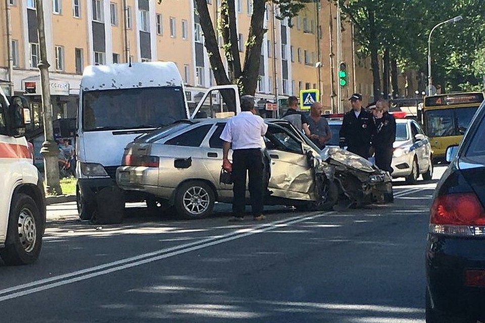 На Октябрьском проспекте в Пскове легковушка снесла столб и через 20 метров врезалась в микроавтобус. Фото: Александр Данильчик.