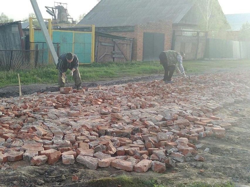 Дорогу выложили кирпичом.