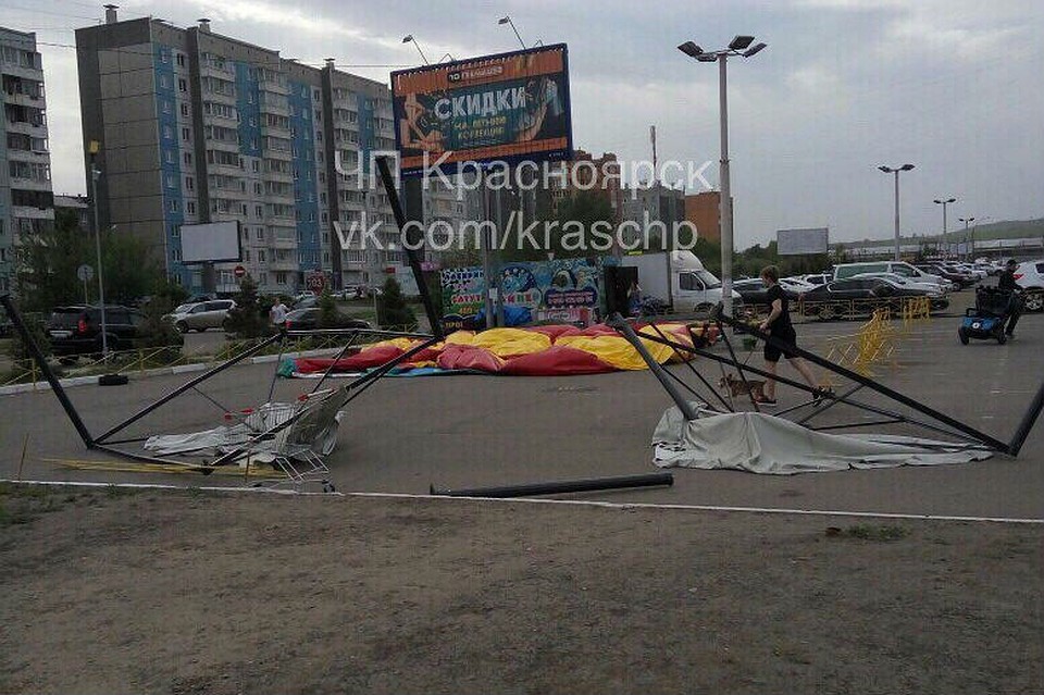 Арматуру одной из таких палаток понесло порывом ветра, и конструкция упала на женщину с коляской. Фото: "ЧП-Красноярск"