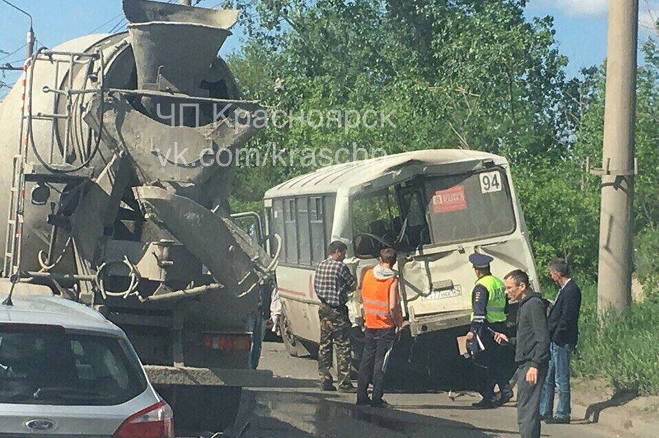 Кто виноват в ДТП, а также в каком состоянии были все водители-участники аварии, установят инспекторы ДПС. Фото: "ЧП-Красноярск"