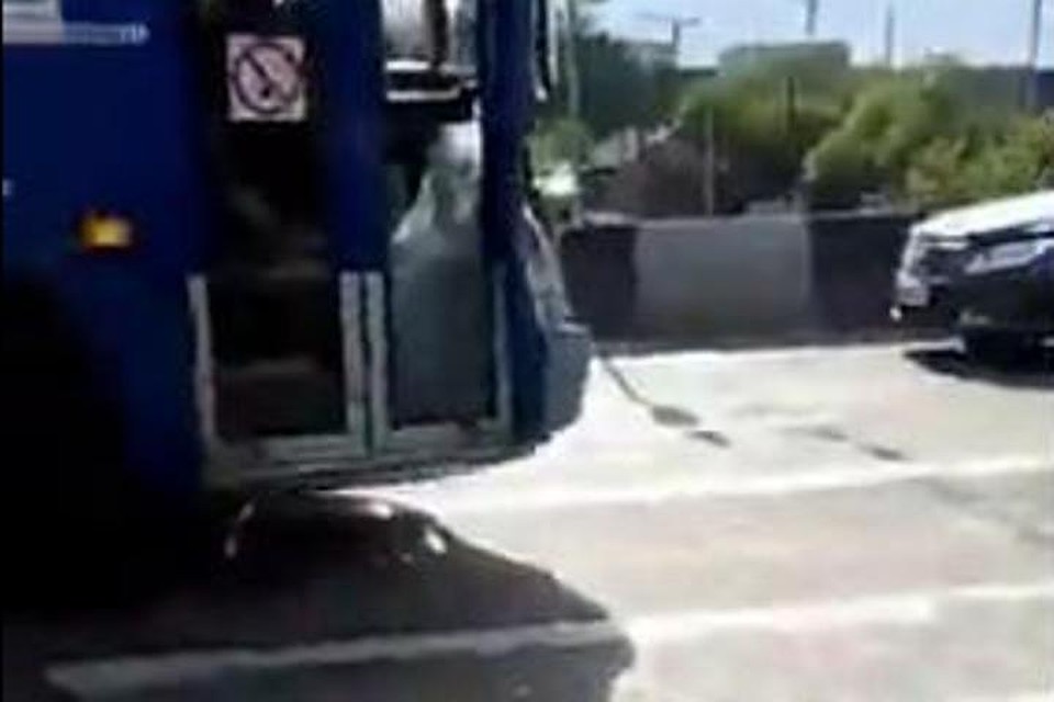 ДТП в Иркутске: автобус врезался в грузовик, пострадал пенсионер