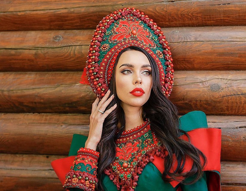 Одно из конкурсных испытаний - представление национального костюма