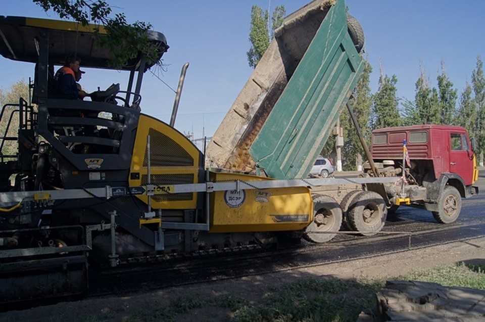 Дорожники укладывают пять метров асфальта в минуту. Фото: администрации Волгограда
