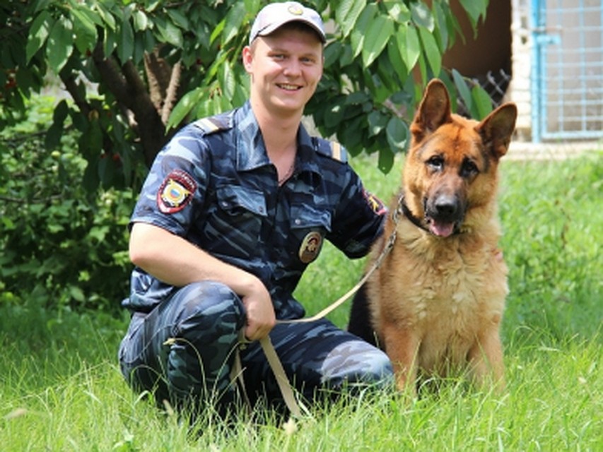 Кинолог и его служебный пес Ганс