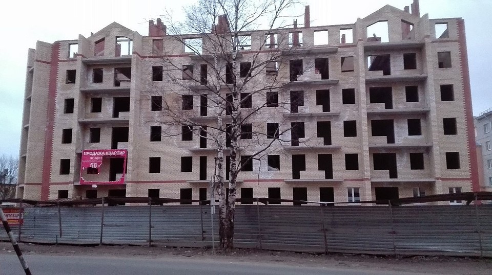 В этом доме давно могли бы жить люди.