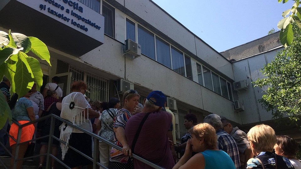 Очередь в управление по сбору местных налогов.