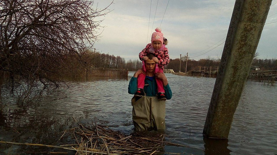 Сотни людей пришлось в апреле эвакуировать из затопленных домов. Теперь наверстывают убытки.