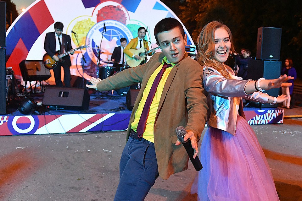 Выпускники школ во время гуляний в Парке Горького.