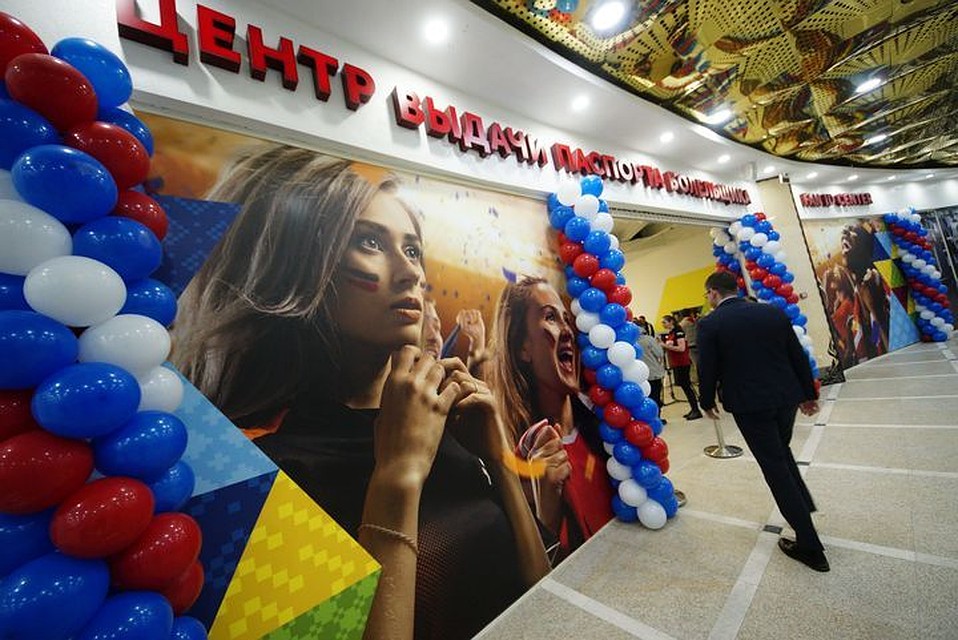 Счастливые обладатели билетов уже получили паспорта болельщиков, а жертвам мошенников повезло меньше...