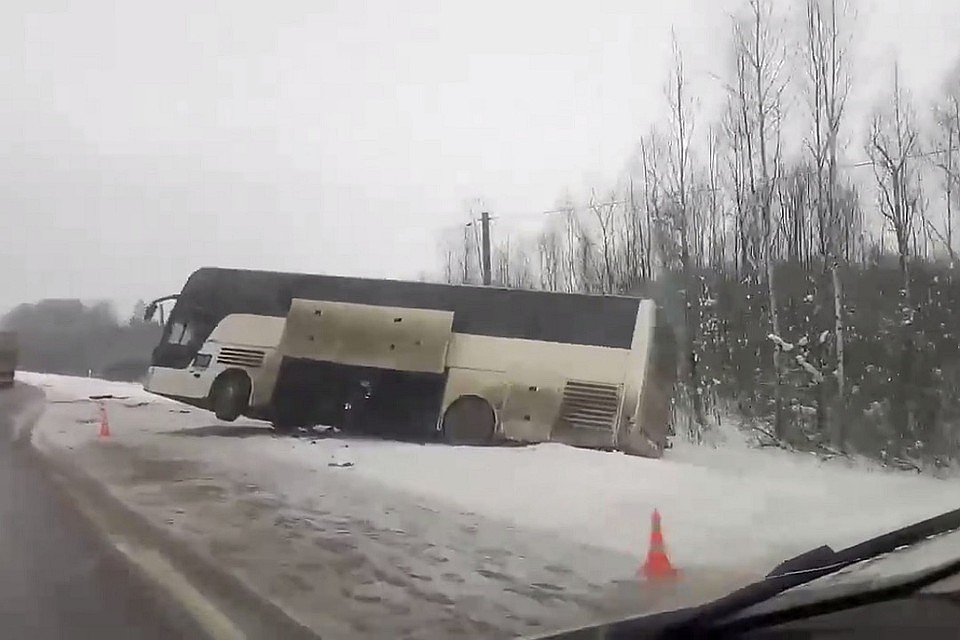 Автобус с детьми из Пскова попал в аварию под Лугой. Фото: Сергей Шорохов.