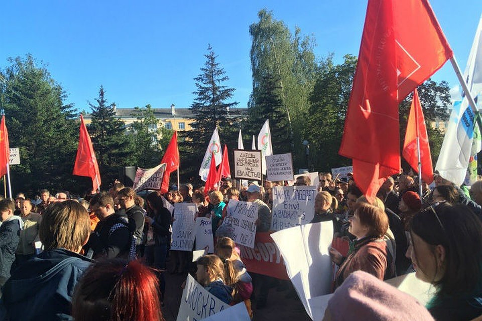 на антимусорном митинге собралось более 1000 человек.