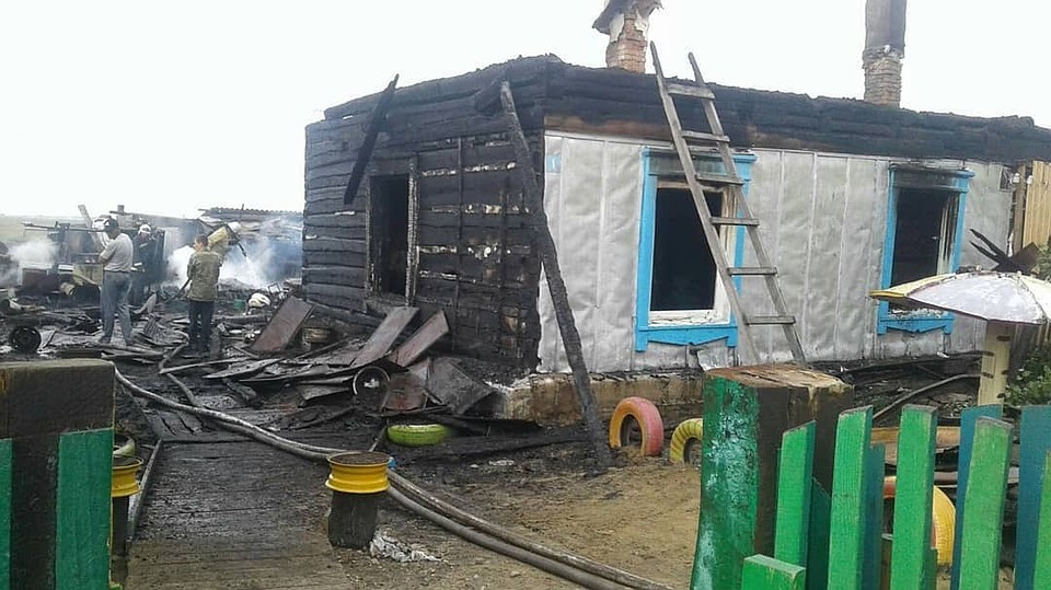 Загоревшуюся квартиру спасти не удалось, соседняя тоже серьезно пострадала.