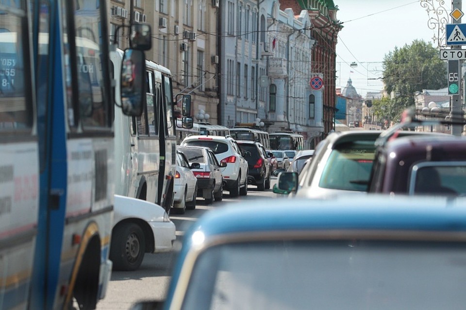 Пробки в центре Томска стали привычными для горожан. Фото: tomsk.bezformata.ru