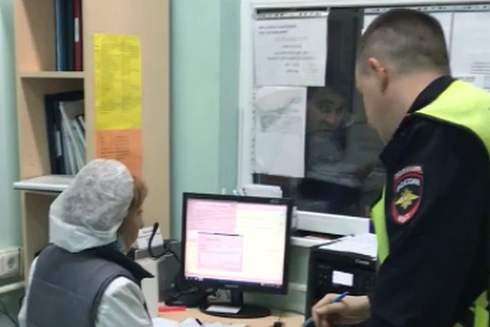 Сейчас следователи разбираются, кто из сотрудников больницы отказался помочь умирающей женщине.