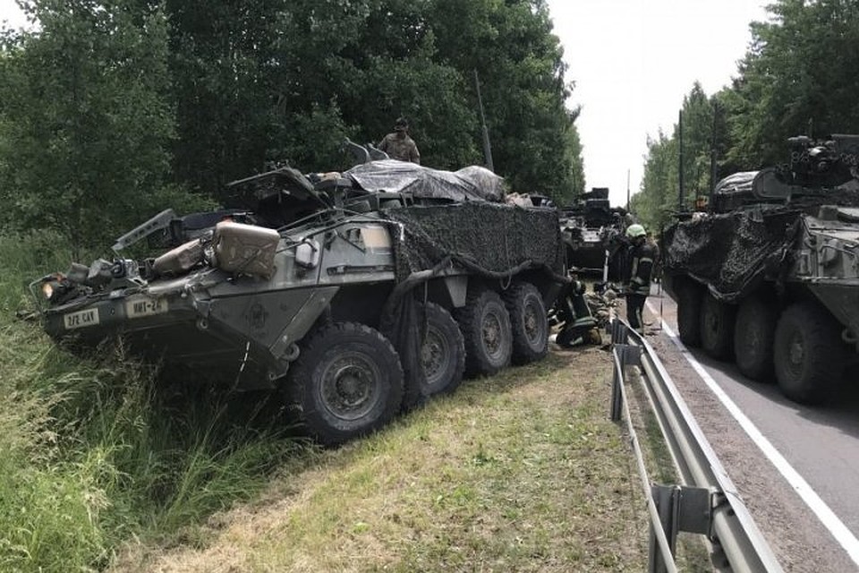 В аварии пострадали 13 человек и 4 БТР.