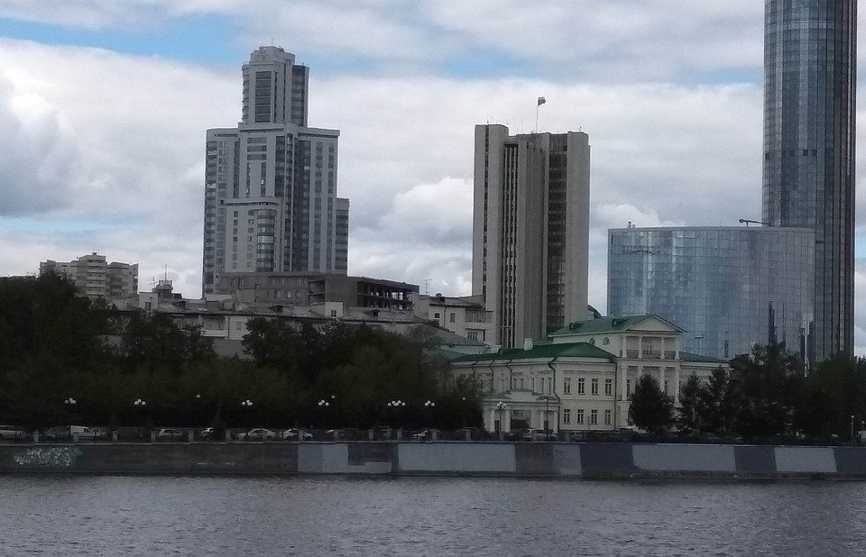 На набережной городского пруда появились серые квадраты.