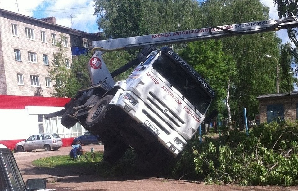 В Башкирии во дворе жилого дома упал автокран