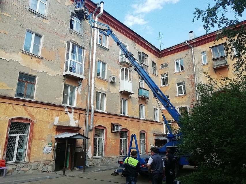 Специалисты определяют состояние дома на Островского, 27