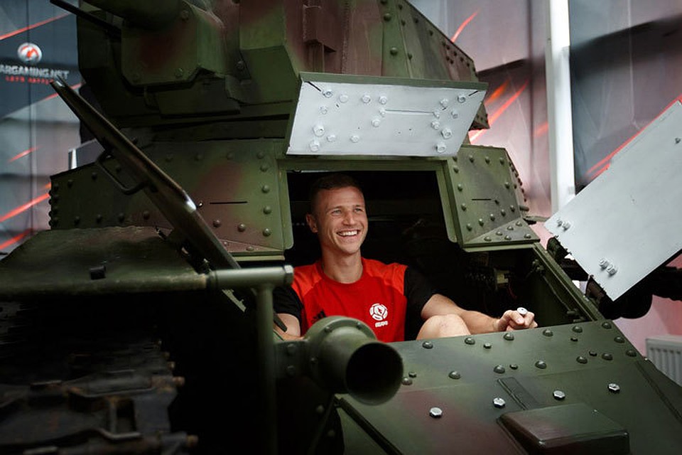 Компания «Wargaming», известная компьютерной игрой «World of Tanks», пригласила в гости футболистов. Готовится что-то интересное. Фото: Wargaming