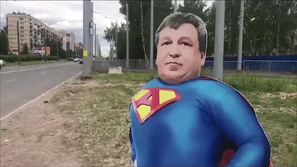 Супер-Албин следит за "Чижиком". Фото: скриншот видеоролика