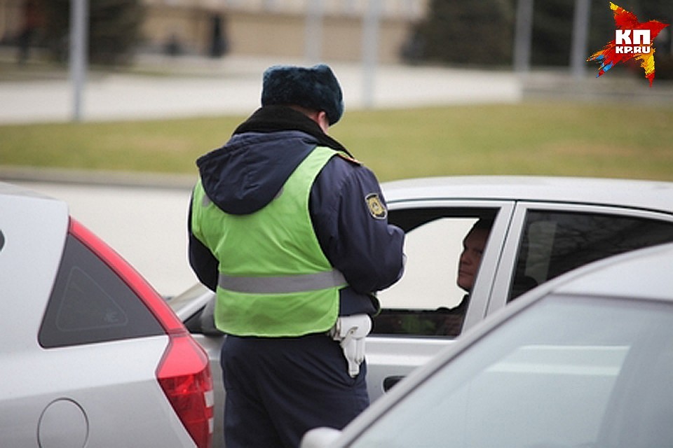 Во время сплошных проверок наряды ДПС проверяют всех автомобилистов.