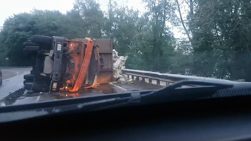 Фото: скрин из видео в группе "ДТП и ЧП"