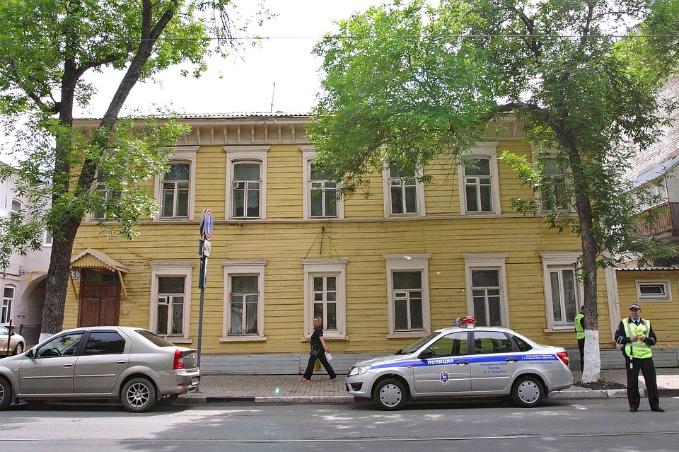 У домов покрасили главный и боковые фасады