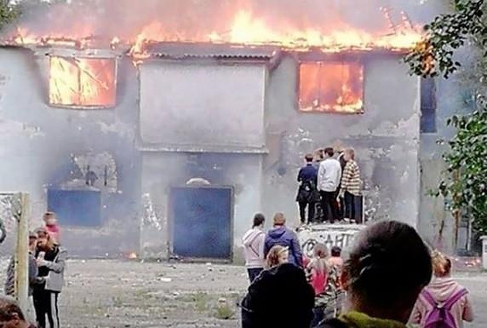 Пожар в заброшенном парке Находки охватил здание. Фото: dps_control