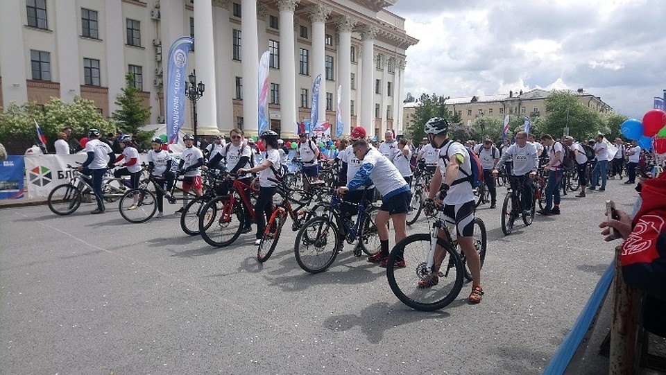 Стартовали велосипедисты от здания Правительства
